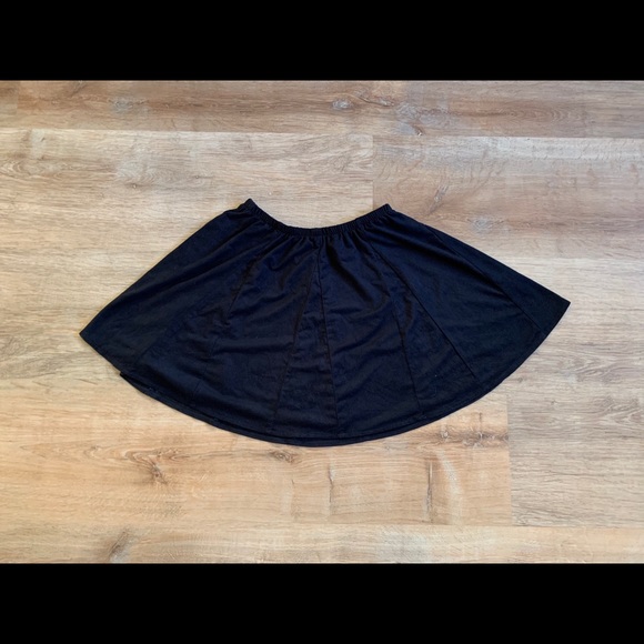 LIKE NEW BRANDY MELVILLE BLACK SKIRT - Picture 4 of 4